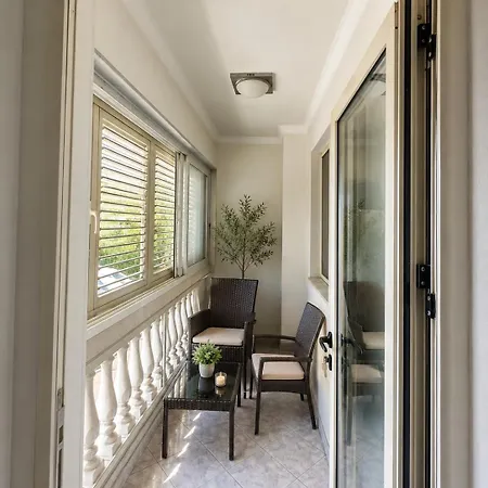 Appartement Modern 2br Garden Near Bus Terminal
